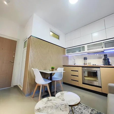 Modern In Center ,balcony With Park & View