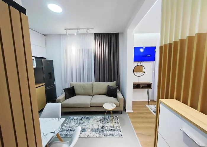 Modern In Center ,balcony With Park & View * פוגרדץ