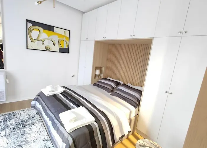 Apartment Modern In Center ,balcony With Park & View